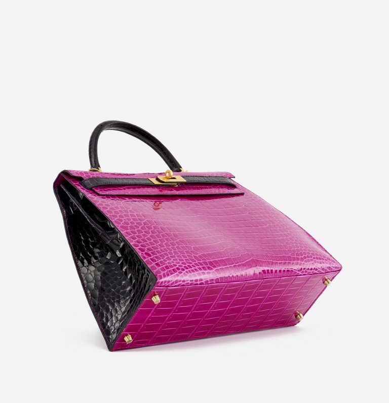 Bottom perspective of a pre-loved Hermès Kelly 35 HSS Crocodile Porosus Rose Scheherazade / Aubergine on SACLÀB