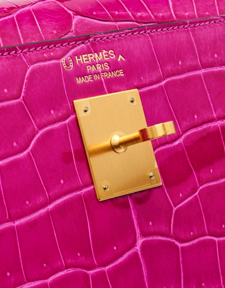 Gold-plated hardware of a pre-loved Hermès Kelly 35 HSS Crocodile Porosus Rose Scheherazade / Aubergine on SACLÀB