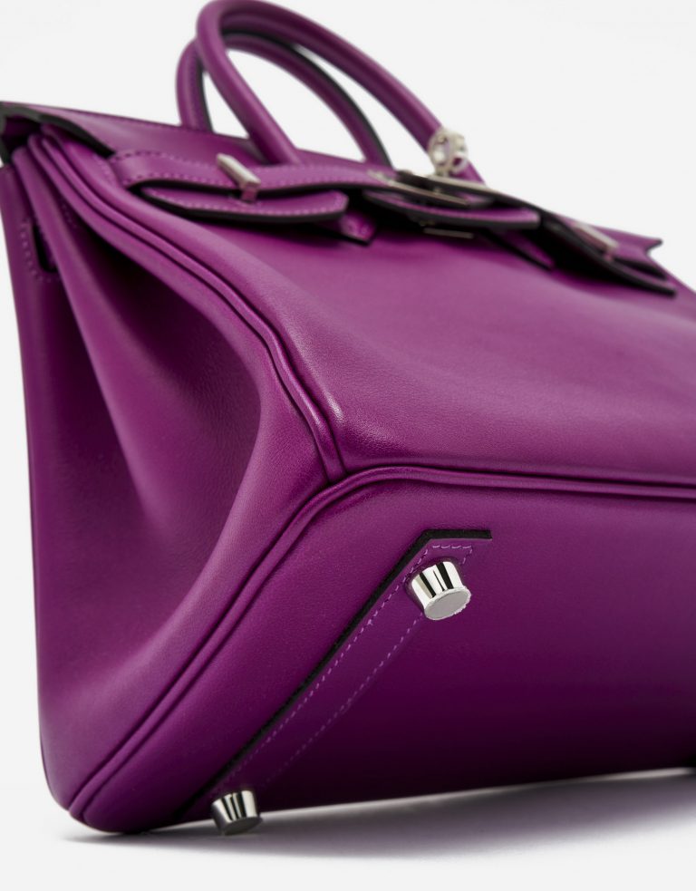 Metal feet of a pre-loved Hermès Birkin 25 Swift Anemone on SACLÀB