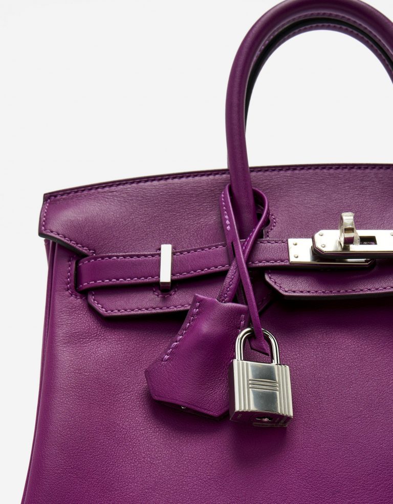 Clochette and Lock of a pre-loved Hermès Birkin 25 Swift Anemone on SACLÀB