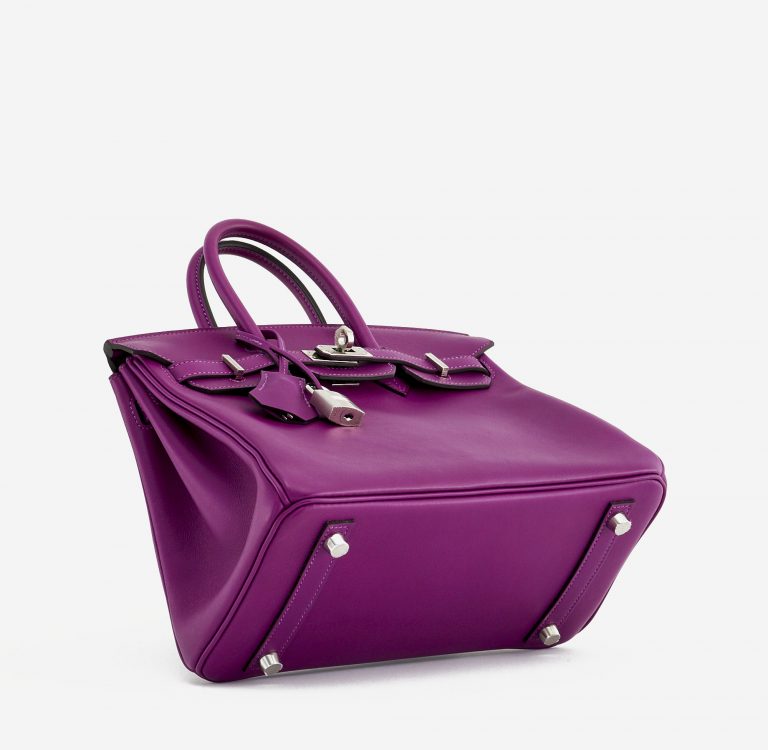 Metal feet of a pre-loved Hermès Birkin 25 Swift Leather in Anemone on SACLÀB