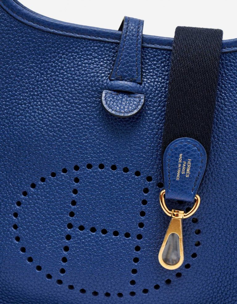 H perforé sur la face avant d'un Hermès Evelyne 16 Amazone Blue Sapphire / Blue Indigo d'occasion sur SACLÀB