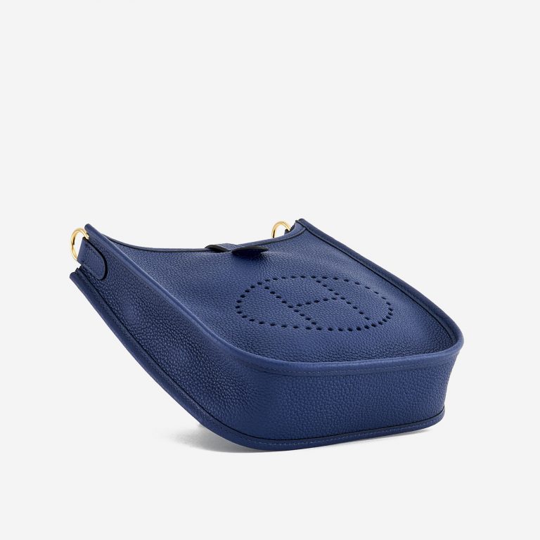 Perspective inférieure d'un Hermès Evelyne 16 Amazone Blue Sapphire / Blue Indigo d'occasion sur SACLÀB