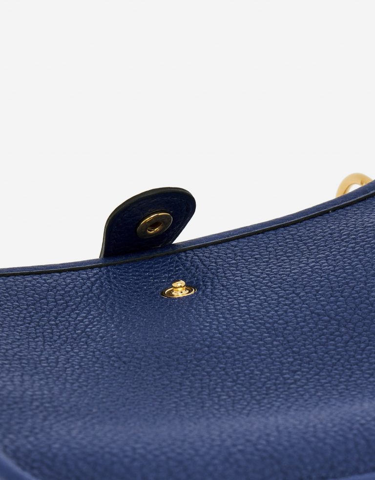Fermoir à bouton d'une Hermès Evelyne 16 Amazone Blue Sapphire / Blue Indigo d'occasion sur SACLÀB