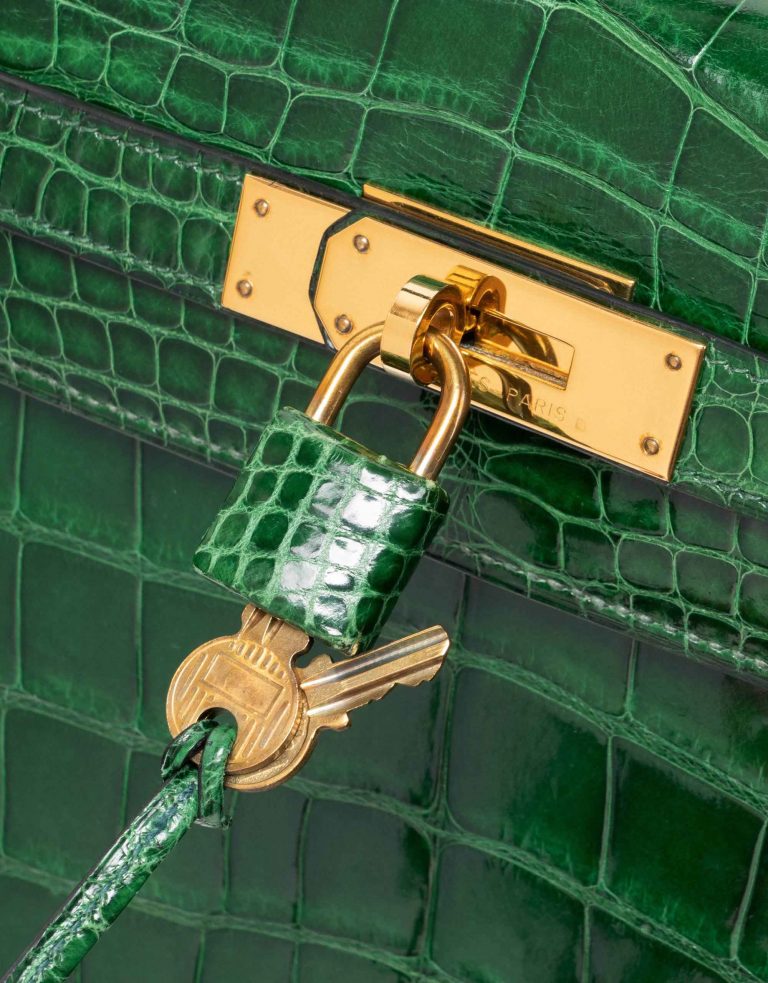 Pre-owned Hermès bag Kelly 32 Alligator Vert Emerald Green | Sell your designer bag on Saclab.com