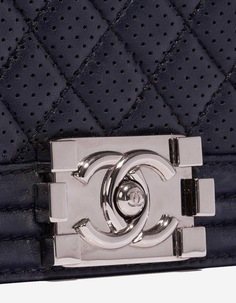 Pre-owned Chanel bag Boy Old Medium Lamb Blue Blue Closing System | Sell your designer bag on Saclab.com