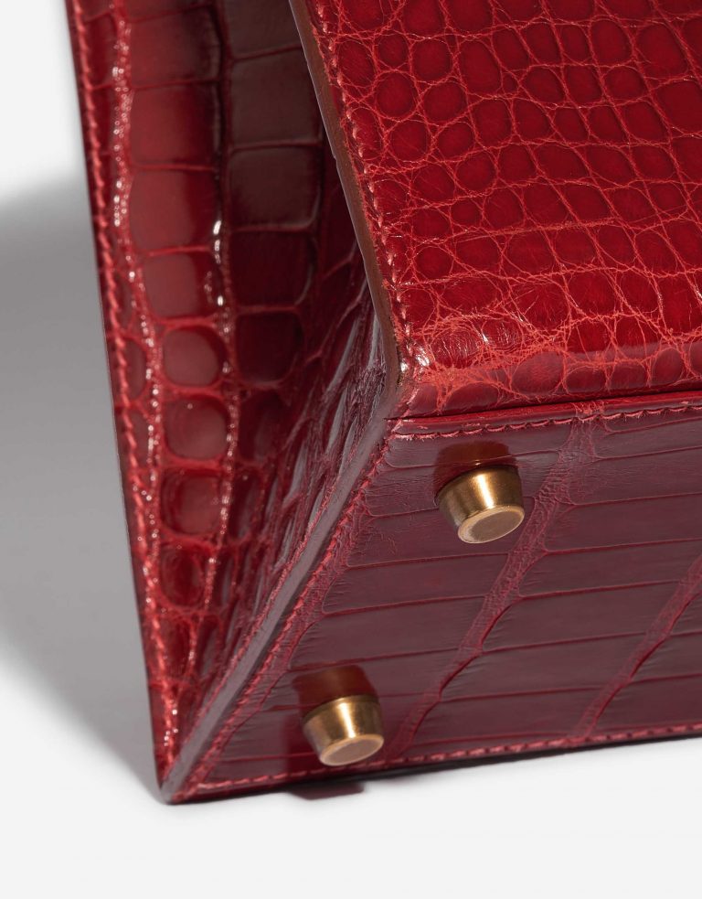 Pre-owned Hermès bag Kelly 28 Alligator Rouge Vif Red Detail | Sell your designer bag on Saclab.com