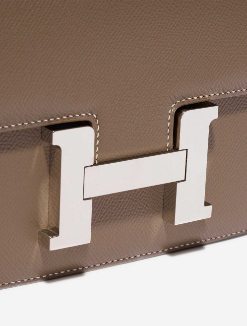 Pre-owned Hermès bag Constance 24 Epsom Etoupe Brown Closing System | Sell your designer bag on Saclab.com