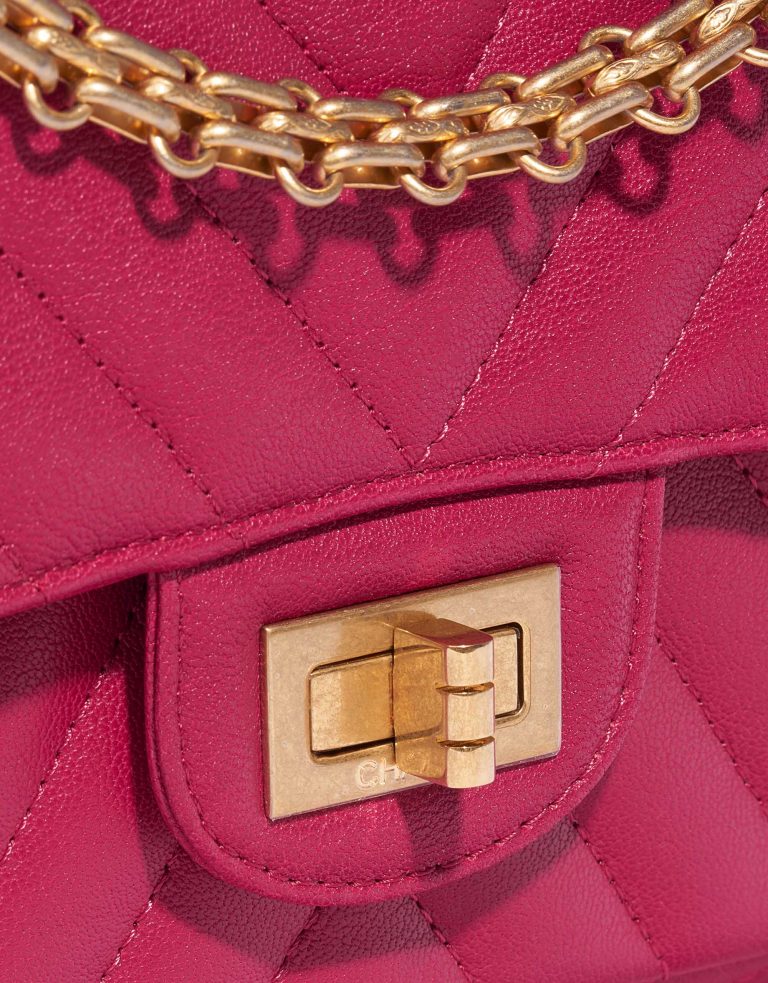 Pre-owned Chanel bag 2.55 Reissue 226 Calf Pink / Blue Pink Closing System | Sell your designer bag on Saclab.com