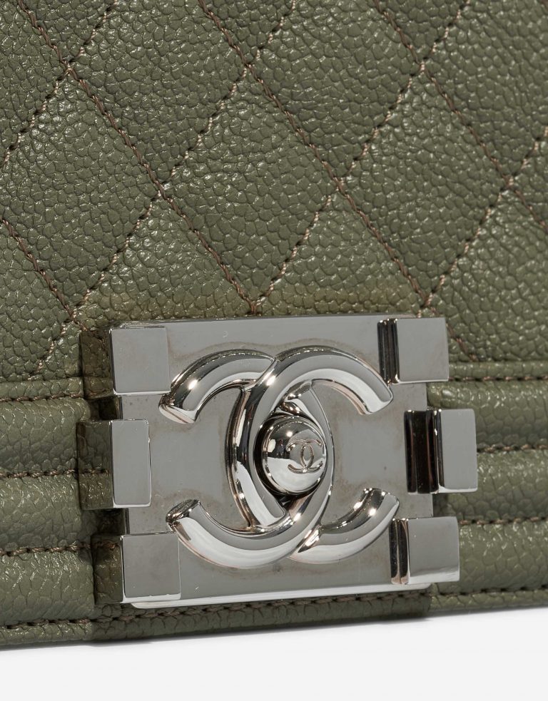 Pre-owned Chanel bag Boy Old Medium Caviar Khaki Green Closing System | Sell your designer bag on Saclab.com
