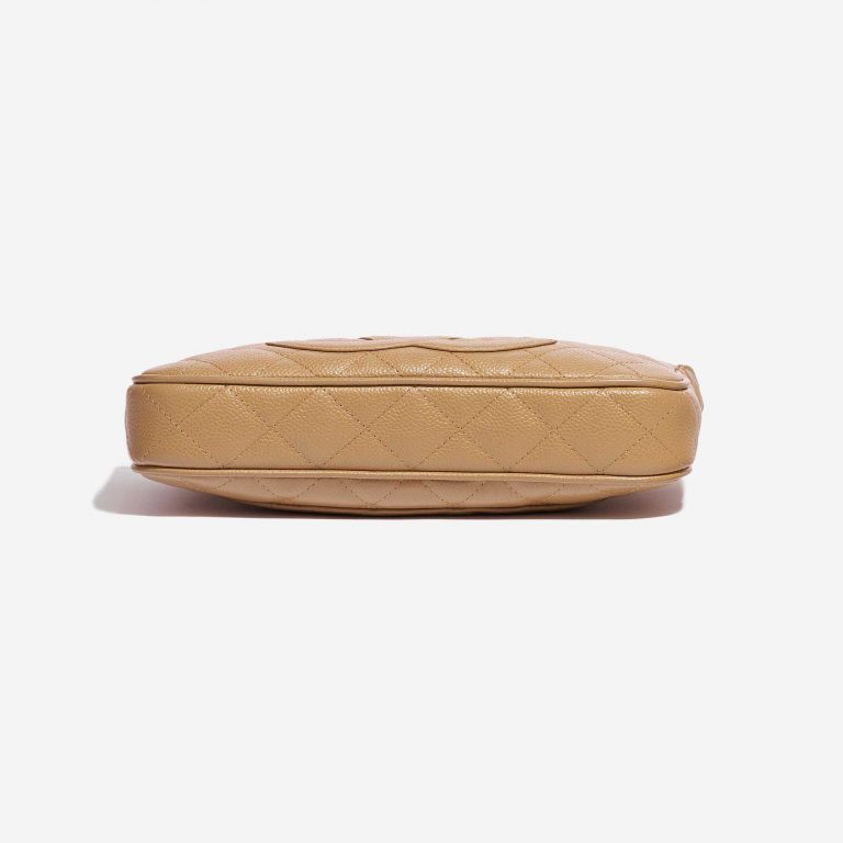 Pre-owned Chanel bag Vintage Crossbody Caviar Beige Beige Bottom | Sell your designer bag on Saclab.com