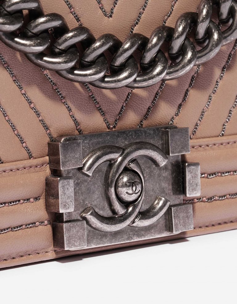 Pre-owned Chanel bag Boy Old Medium Lamb Ash Rose Rose Closing System | Sell your designer bag on Saclab.com