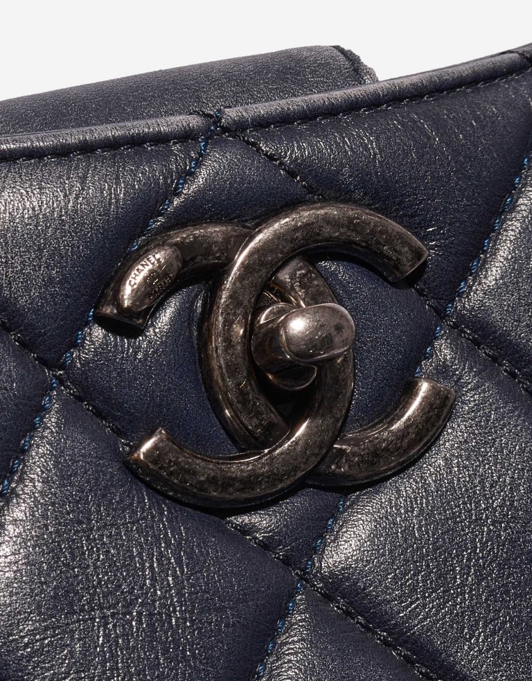 Pre-owned Chanel bag Shopping Tote Lamb Dark Blue Blue Closing System | Sell your designer bag on Saclab.com