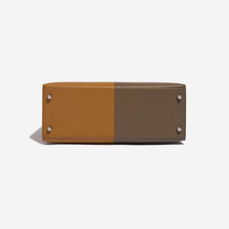 Pre-owned Hermès bag Kelly 28 Epsom Etoupe / Sesame / Blue Indigo Brown Bottom | Sell your designer bag on Saclab.com
