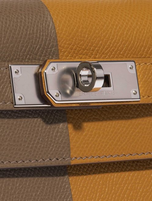 Pre-owned Hermès bag Kelly 28 Epsom Etoupe / Sesame / Blue Indigo Brown Closing System | Sell your designer bag on Saclab.com