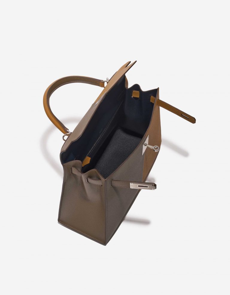 Pre-owned Hermès bag Kelly 28 Epsom Etoupe / Sesame / Blue Indigo Brown Inside | Sell your designer bag on Saclab.com