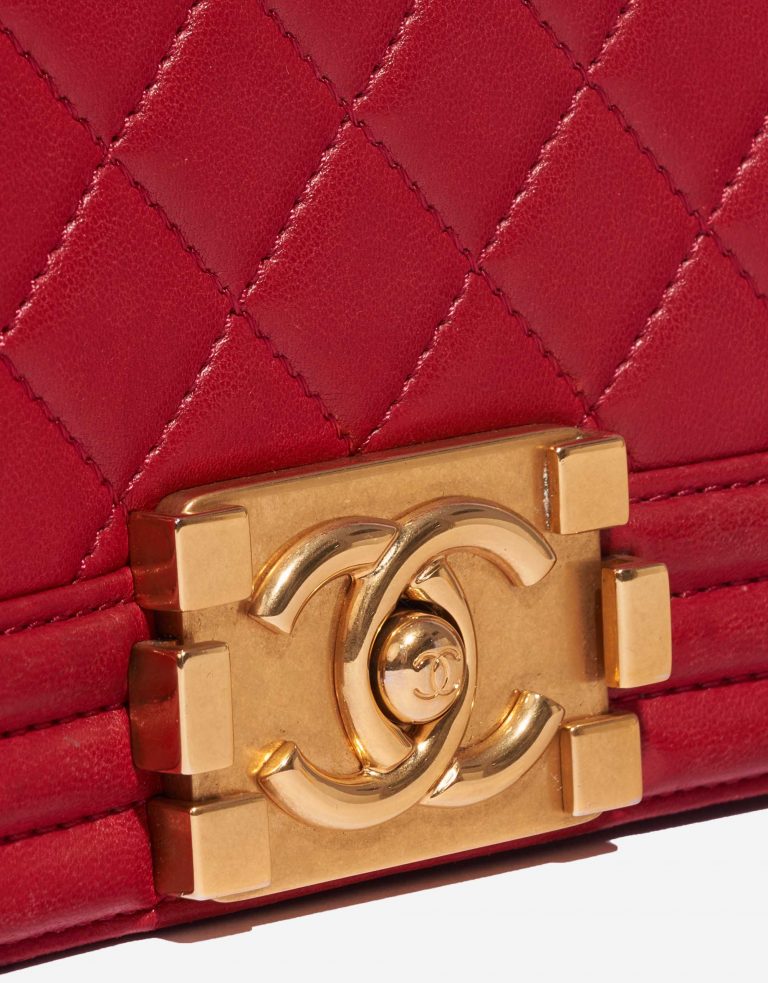 Pre-owned Chanel bag Boy New Medium Lamb Red Red Closing System | Sell your designer bag on Saclab.com