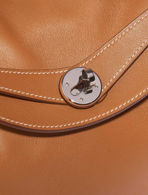 Pre-owned Hermès bag Lindy 30 Swift Gold Brown Closing System | Sell your designer bag on Saclab.com