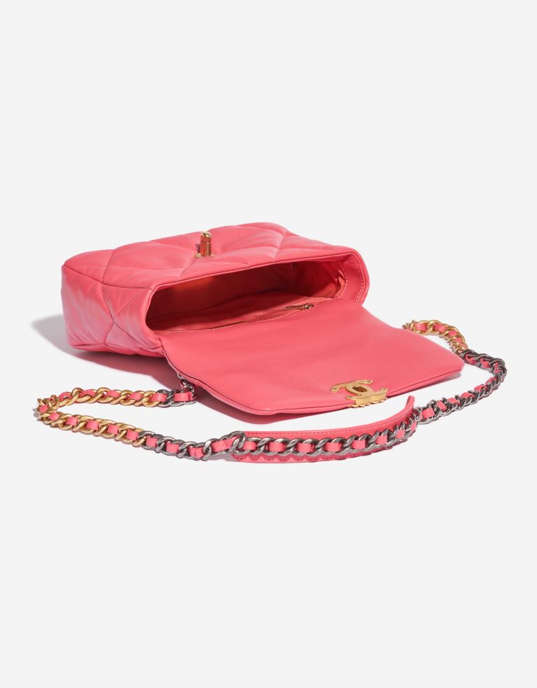 Pre-owned Chanel bag 19 Flap Bag Lamb Pink Pink Inside | Sell your designer bag on Saclab.com