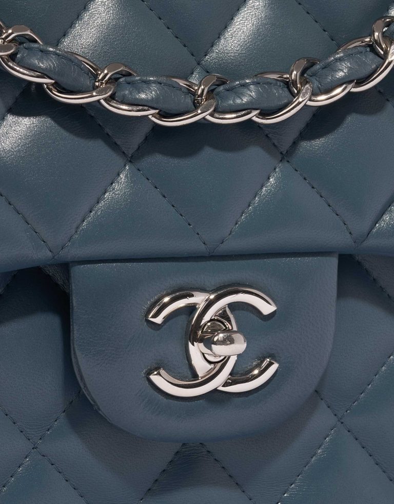 Pre-owned Chanel bag Timeless Jumbo Lambskin Blue / Gray Blue Closing System | Sell your designer bag on Saclab.com