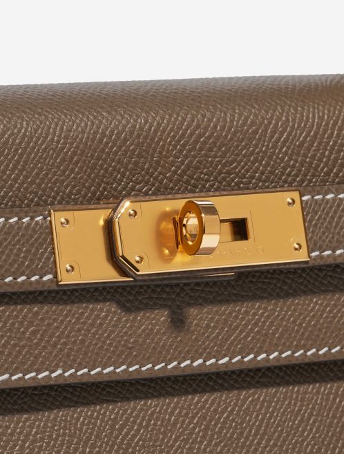 Pre-owned Hermès bag Kelly 28 Sellier Epsom Etoupe Brown Closing System | Sell your designer bag on Saclab.com