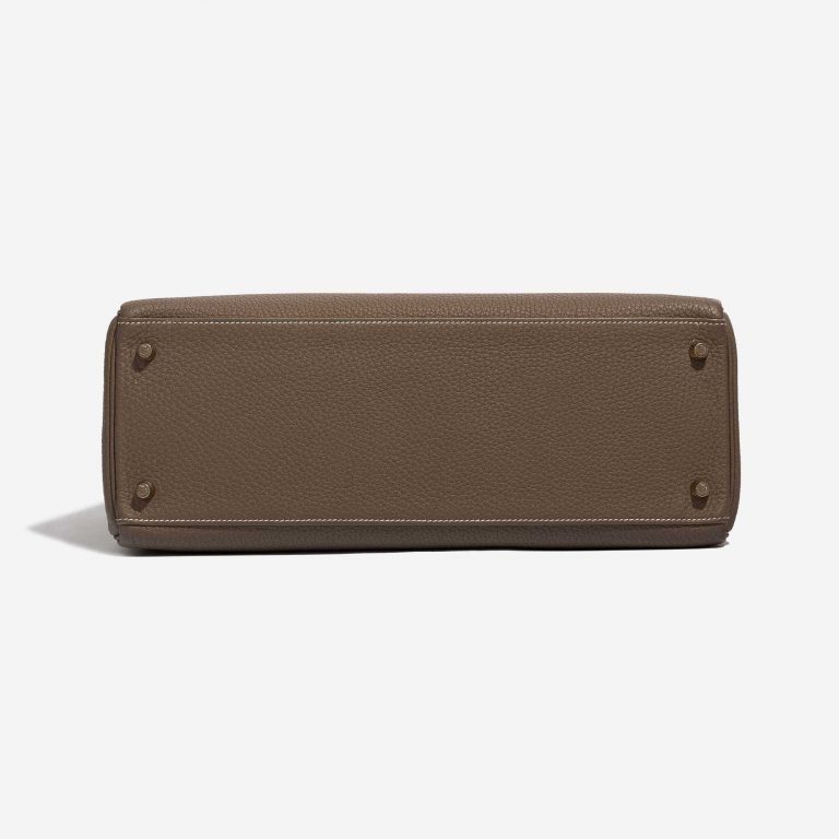 Pre-owned Hermès bag Kelly 35 Togo Etoupe Brown Bottom | Sell your designer bag on Saclab.com
