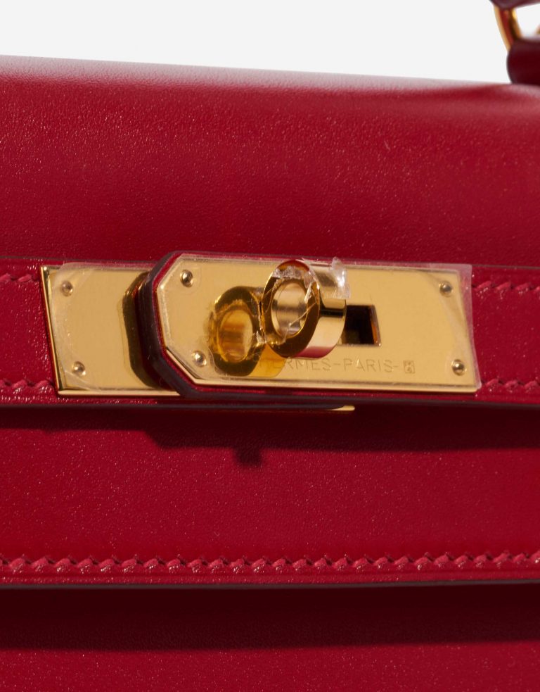 Pre-owned Hermès bag Kelly 28 Tadelakt Rouge Vif Red Closing System | Sell your designer bag on Saclab.com