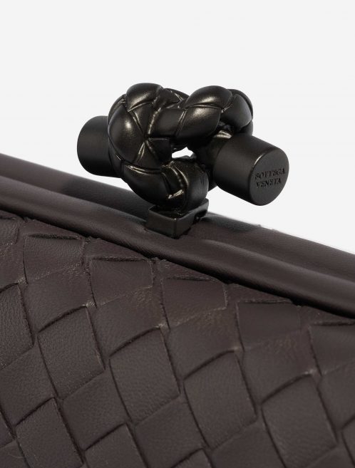 Pre-owned Bottega Veneta bag Knot Chain Clutch Nappa Quetsche Violet Closing System | Sell your designer bag on Saclab.com