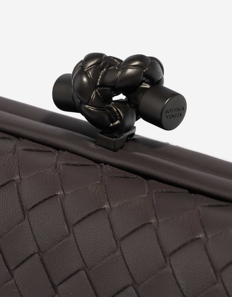 Pre-owned Bottega Veneta bag Knot Chain Clutch Nappa Quetsche Violet Closing System | Sell your designer bag on Saclab.com