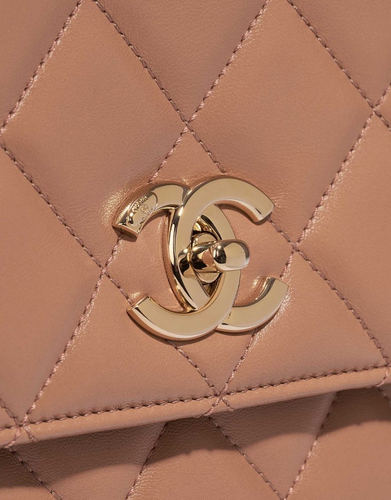 Pre-owned Chanel bag Timeless Handle Large Lamb Beige Beige Closing System | Sell your designer bag on Saclab.com