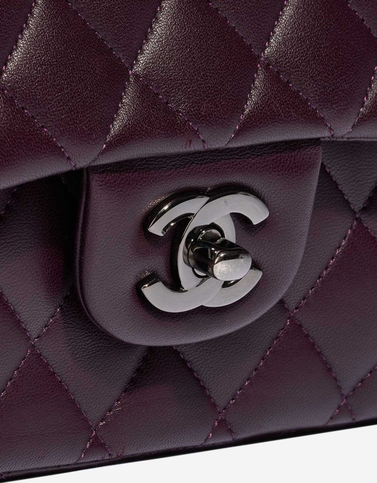 Pre-owned Chanel bag Timeless Medium Lamb Aubergine Purple Violet Closing System | Sell your designer bag on Saclab.com