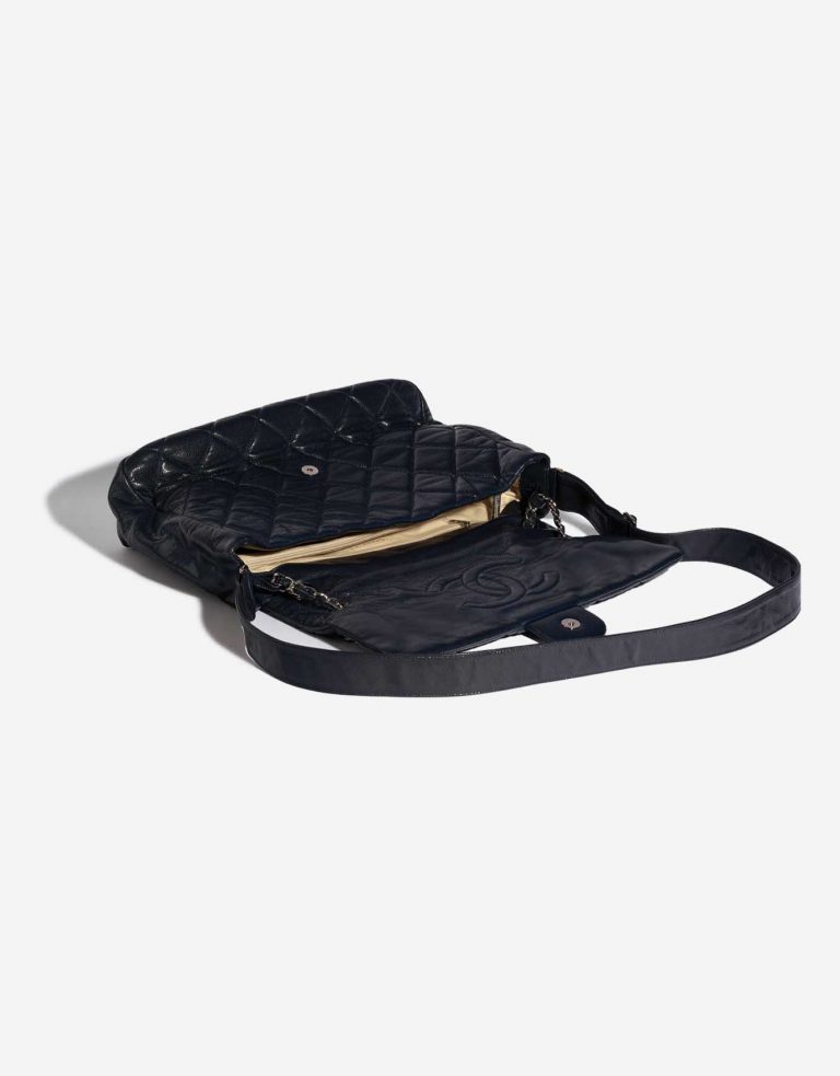 Pre-owned Chanel bag Timeless Special Edition Caviar Dark Blue Blue Inside | Sell your designer bag on Saclab.com