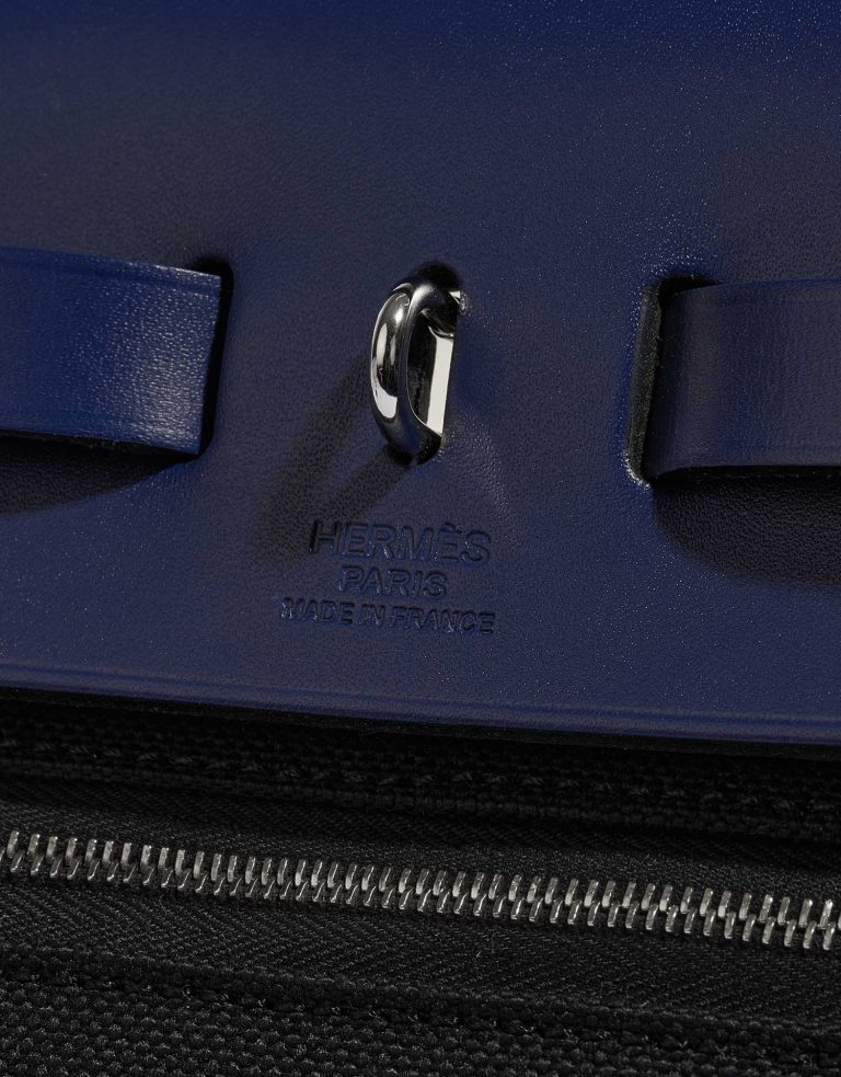 Pre-owned Hermès bag Herbag 31 Vache Hunter / Toile Militaire Noir / Bleu Saphir Black, Blue Logo | Sell your designer bag on Saclab.com