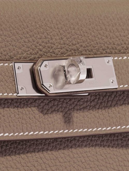 Pre-owned Hermès bag Kelly 28 Togo Etoupe Brown Closing System | Sell your designer bag on Saclab.com