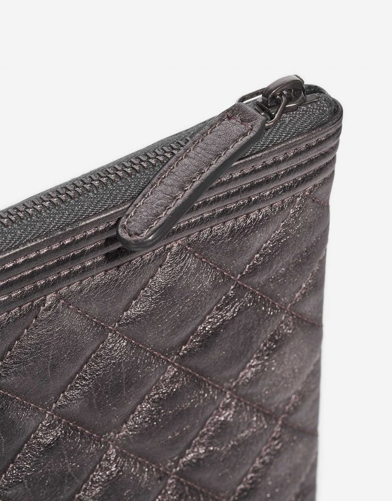 Pre-owned Chanel bag Boy Clutch Lamb Grey Metallic Grey Closing System | Sell your designer bag on Saclab.com