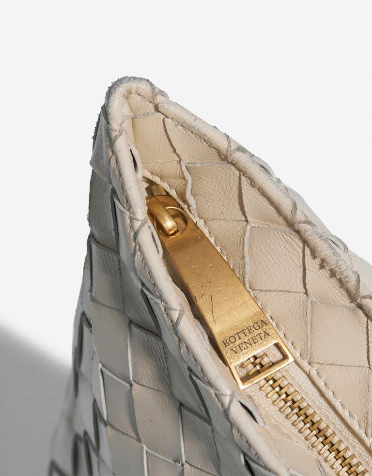 Pre-owned Bottega Veneta bag Twist Medium Lamb Chalk Beige Closing System | Sell your designer bag on Saclab.com