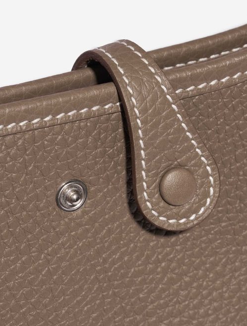 Pre-owned Hermès bag Evelyne 16 Taurillon Clemence Etoupe Brown Closing System | Sell your designer bag on Saclab.com