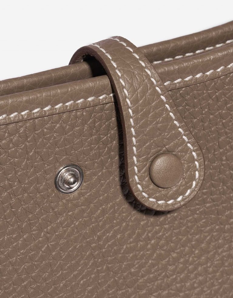 Pre-owned Hermès bag Evelyne 16 Taurillon Clemence Etoupe Brown Closing System | Sell your designer bag on Saclab.com