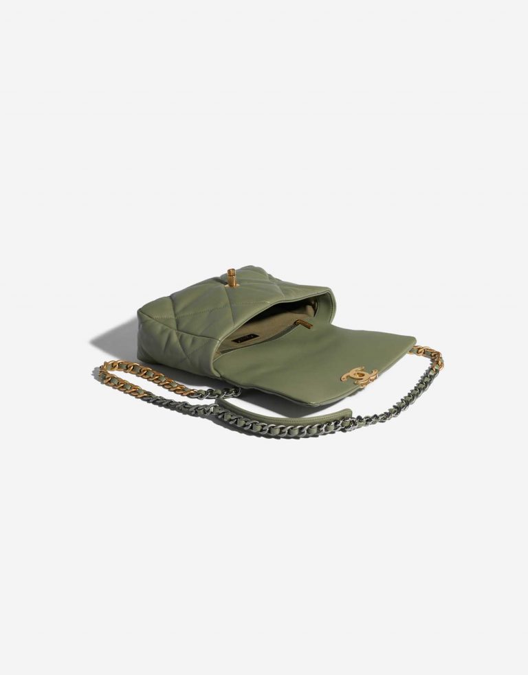 Pre-owned Chanel bag 19 Flap Bag Lamb Green Green Inside | Sell your designer bag on Saclab.com