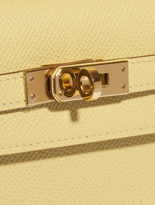 Pre-owned Hermès bag Kelly 25 Epsom Jaune Poussin Yellow Closing System | Sell your designer bag on Saclab.com