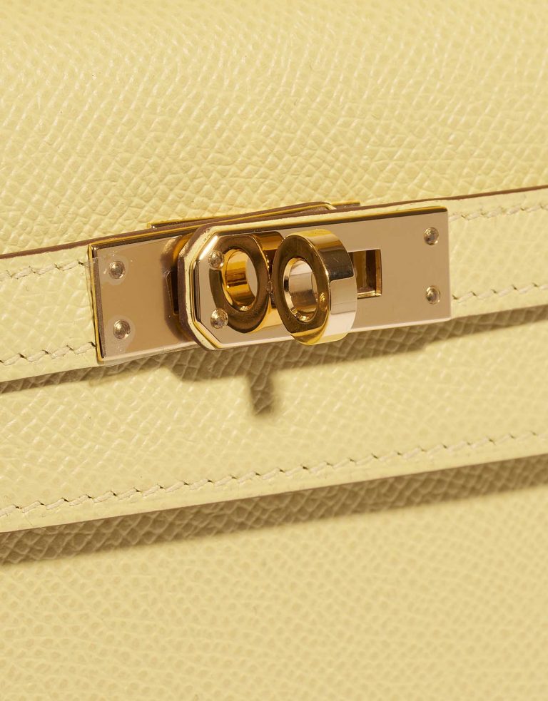 Pre-owned Hermès bag Kelly 25 Epsom Jaune Poussin Yellow Closing System | Sell your designer bag on Saclab.com