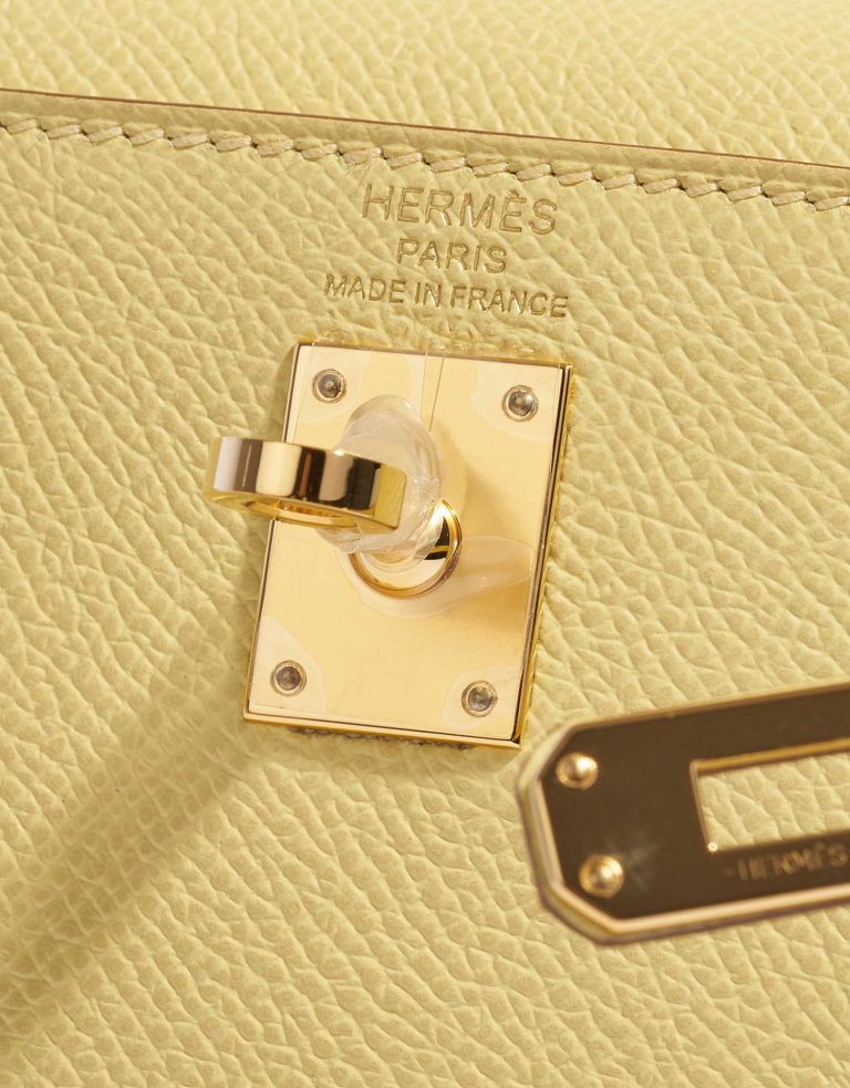 Pre-owned Hermès bag Kelly 25 Epsom Jaune Poussin Yellow Logo | Sell your designer bag on Saclab.com