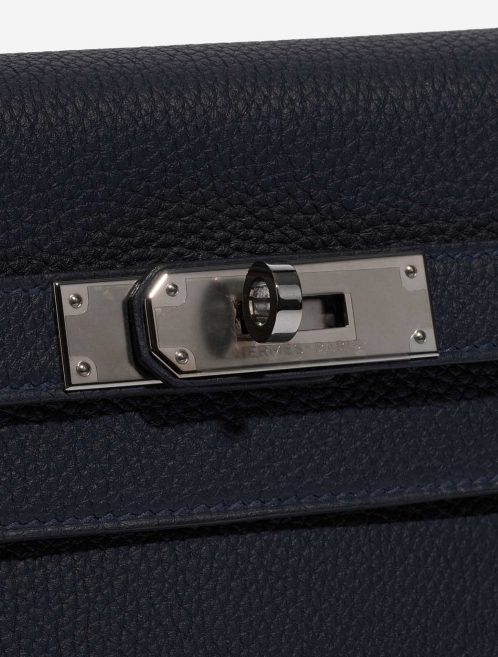 Pre-owned Hermès bag Kelly 28 Togo Bleu Nuit Blue Closing System | Sell your designer bag on Saclab.com