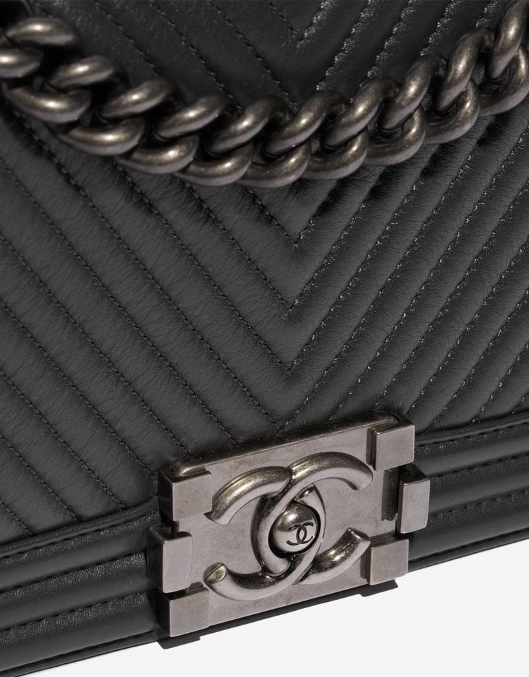 Pre-owned Chanel bag Boy Old Medium Lamb Dark Grey Grey Closing System | Sell your designer bag on Saclab.com