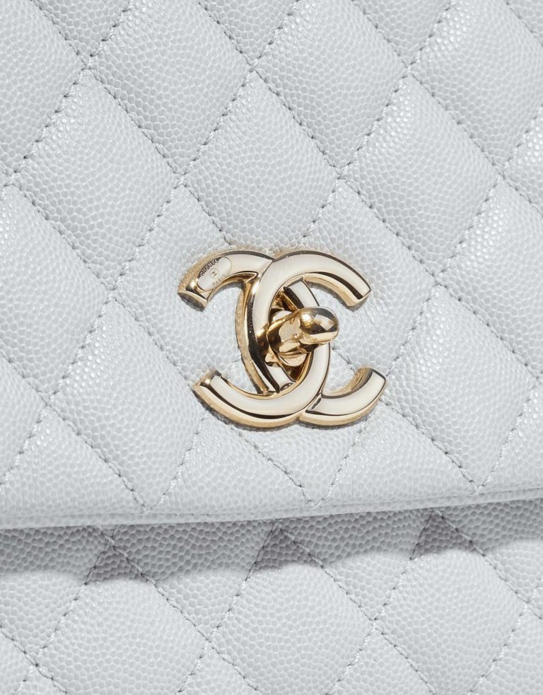 Pre-owned Chanel bag Timeless Handle Medium Caviar Light Grey Grey, White Closing System | Sell your designer bag on Saclab.com