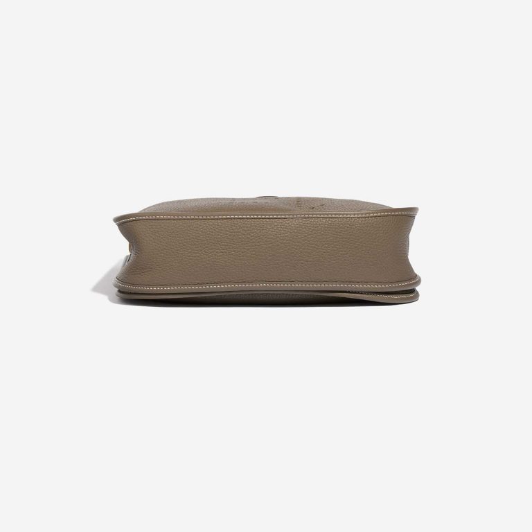 Pre-owned Hermès bag Evelyne 29 Taurillon Clemence Etoupe Beige Bottom | Sell your designer bag on Saclab.com