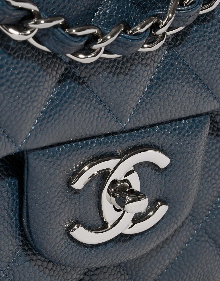 Pre-owned Chanel bag Timeless Maxi Caviar Pearly Blue Blue Closing System | Sell your designer bag on Saclab.com