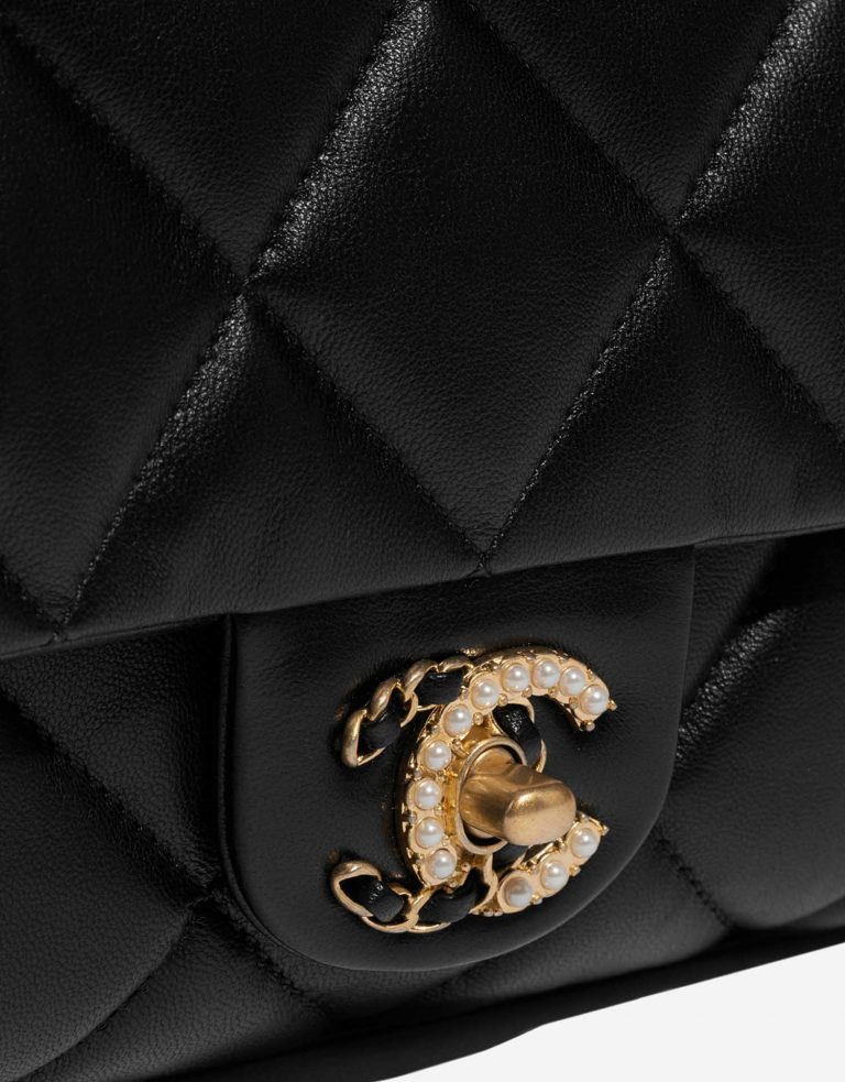 Pre-owned Chanel bag Timeless Flap Bag Medium Lamb Black Black Closing System | Sell your designer bag on Saclab.com