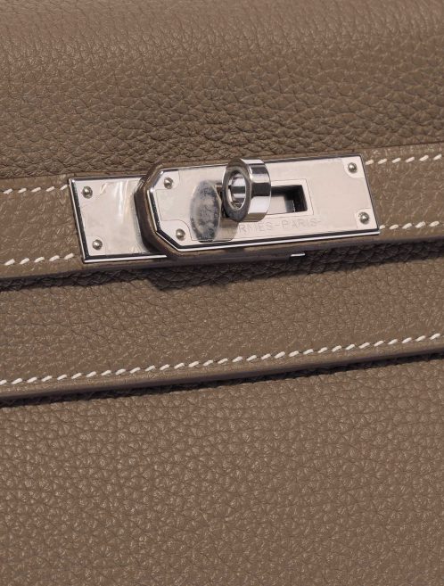 Pre-owned Hermès bag Kelly 28 Togo Etoupe Brown, Grey Closing System | Sell your designer bag on Saclab.com