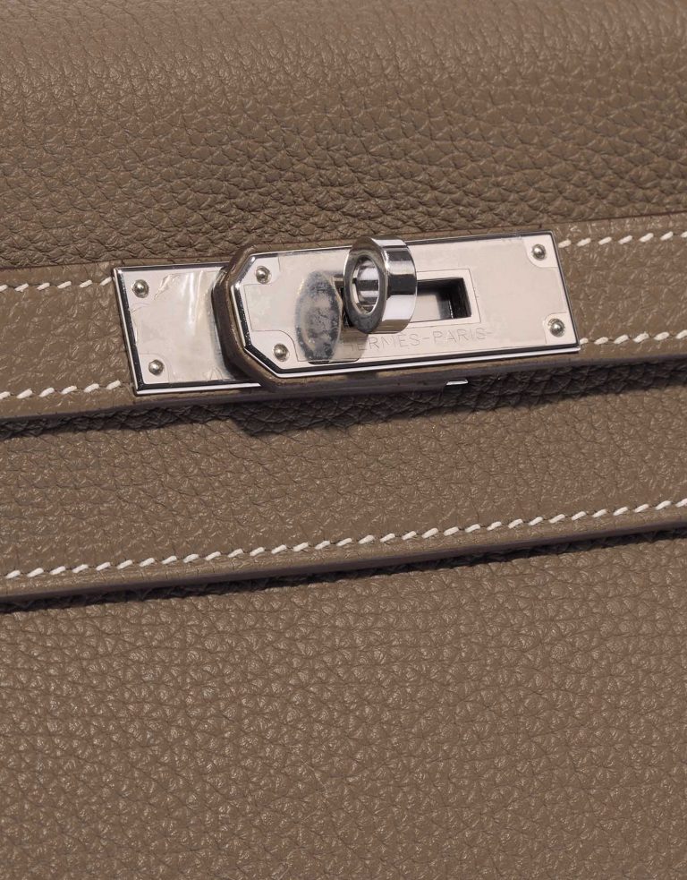 Pre-owned Hermès bag Kelly 28 Togo Etoupe Brown, Grey Closing System | Sell your designer bag on Saclab.com